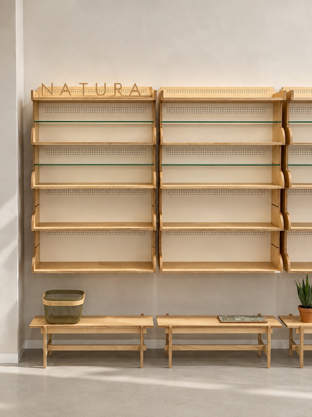 Zona de exposición de parafarmacia con mobiliario de madera y vidrio