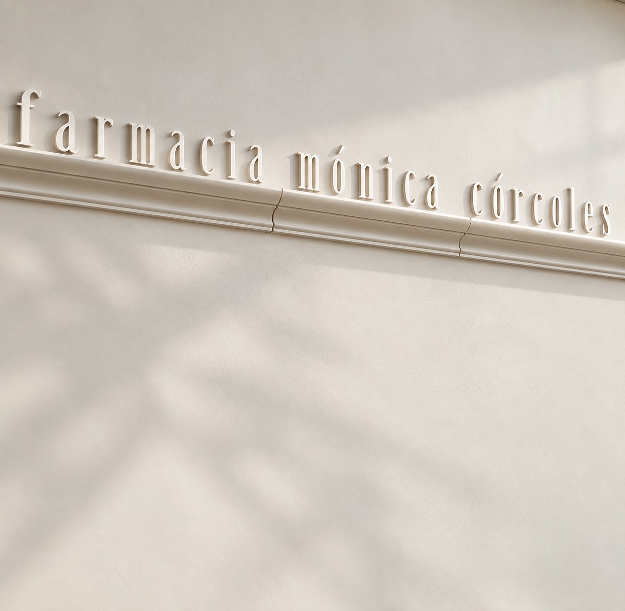 Rótulo Farmacia Mónica Córcoles integrado en la fachada
