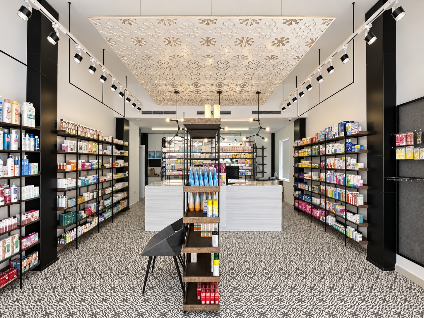 Vista general del interior de Farmacia Mónica Córcoles con el techo decorativo y el mostrador principal