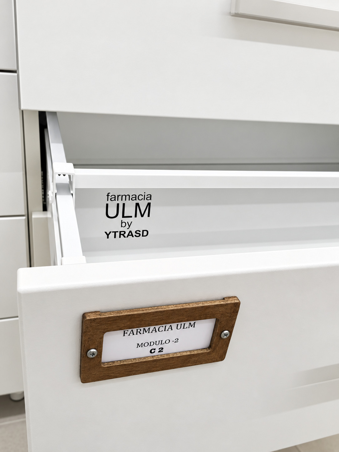 Detalle de cajonera de Farmacia ULM con identificación gráfica integrada