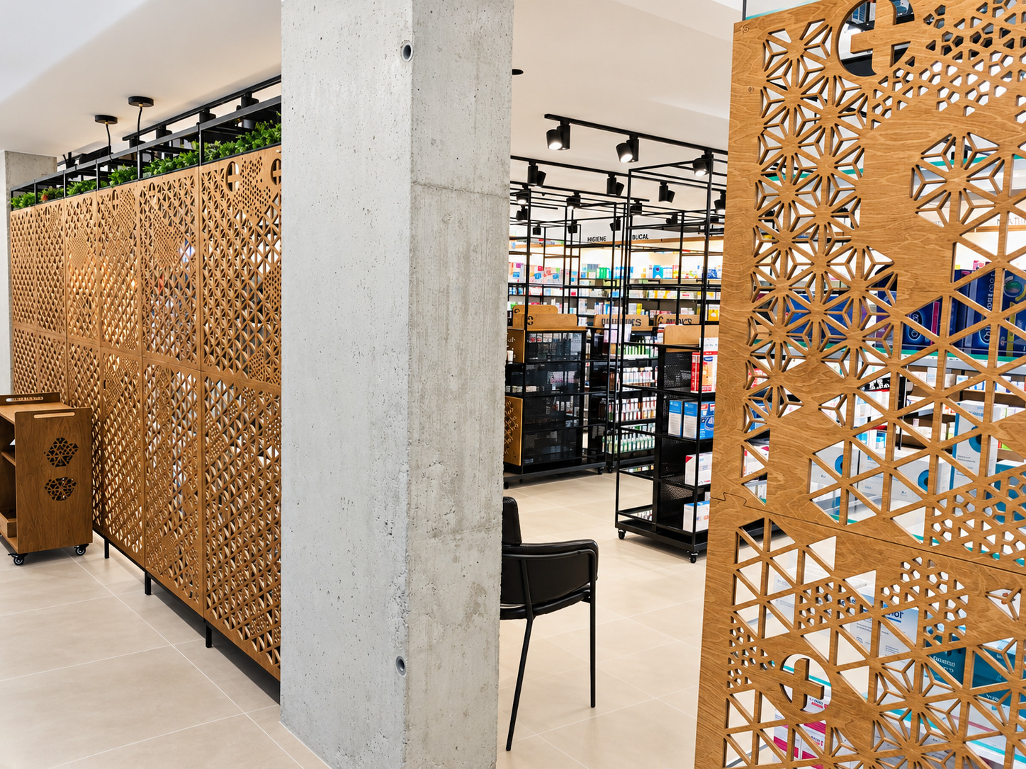 Interior de Farmacia ULM con celosías de madera, estructura expositiva y pilares de hormigón