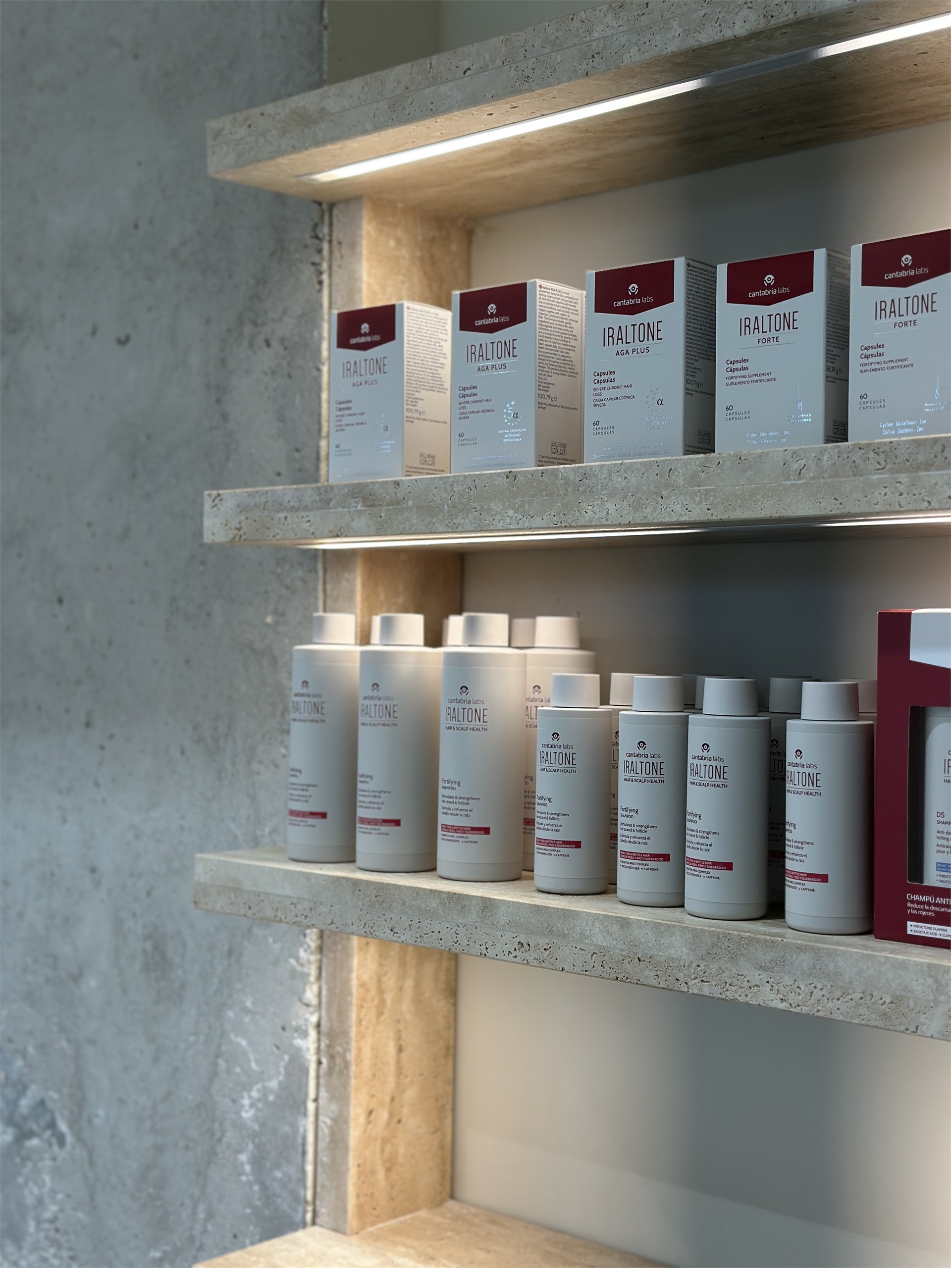 Detalle de producto y estantería iluminada en Farmacia Xenia