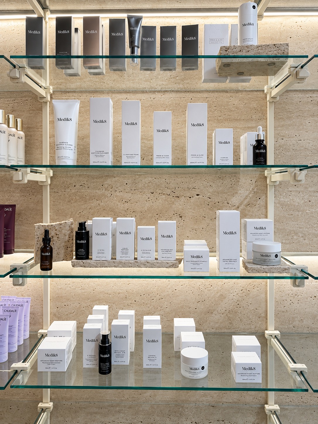 Detalle de estantería de vidrio y soportes en Farmacia Xenia