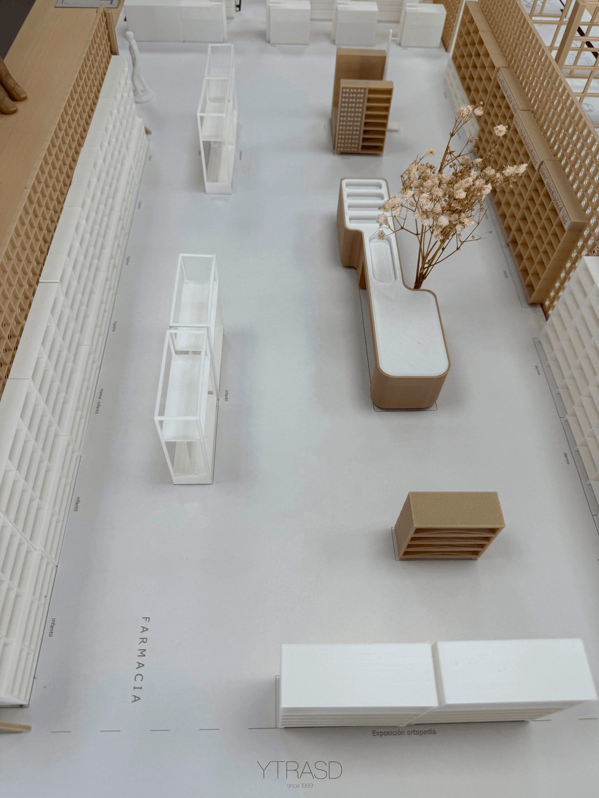 Maqueta física de un espacio comercial desarrollada por YTRASD