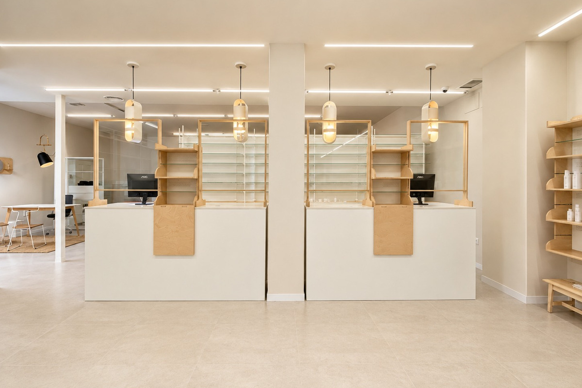 Interior de Farmacia Angulo Tovar
